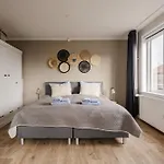 Short Apartment *